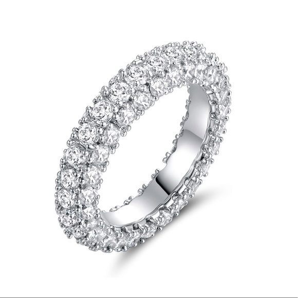 ✨SALE✨18k White Gold Cubic Zirconia Ring - Picture 1 of 3